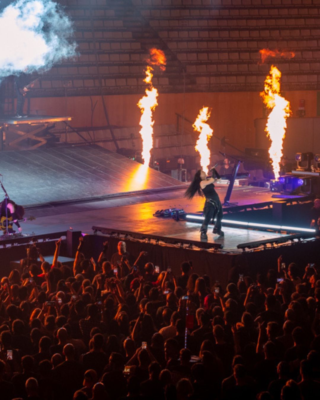 Efectos especiales de fuego en el Olimpic Arena Badalona durante el concierto de Evanescence